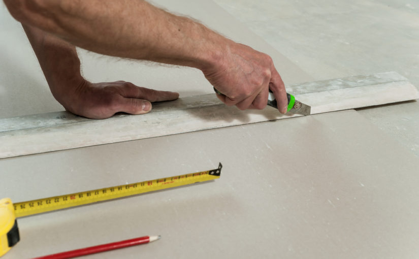 Jakie surowce wykorzystuje się w fabrykacji ścianek G-K i podwieszanych sufitów?