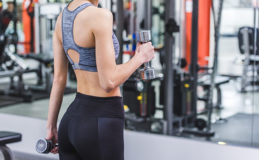 Szkło w Mieszkaniu: Lustro jako Luksusowy Dodatek do Pionierskiej Aranżacji.